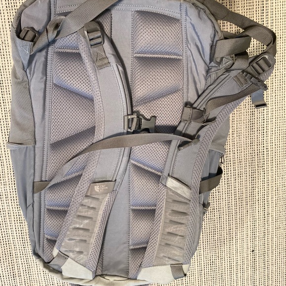 The North Face Recon Flexvent Backpack Gym Shoulder Strap Bag Hiking Trail - Picture 2 of 5